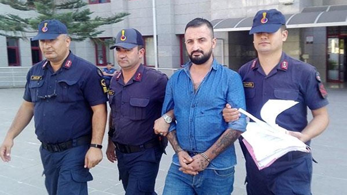 Platonik aşık olduğu kadının evinde başka erkek görünce çılgına döndü!