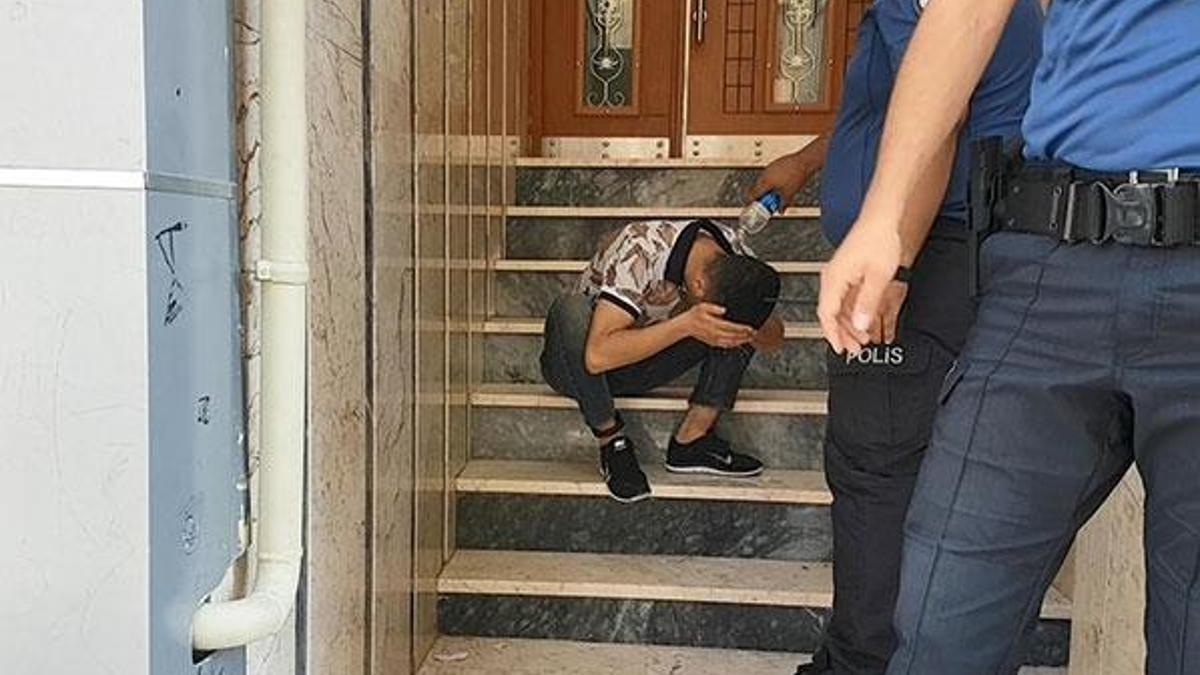 Hareket ettiği anda polis alarma geçti! Apartman merdiveninde böyle bulundu
