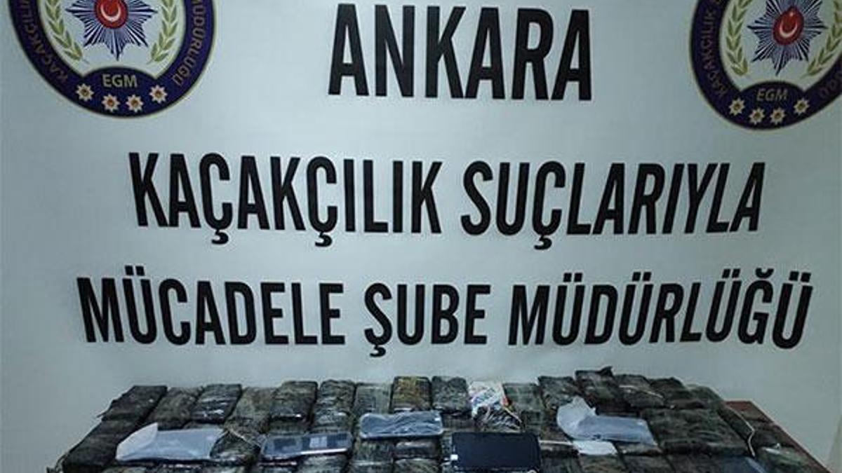 Araçların gizli bölmesinden 300 bin liralık telefon çıktı