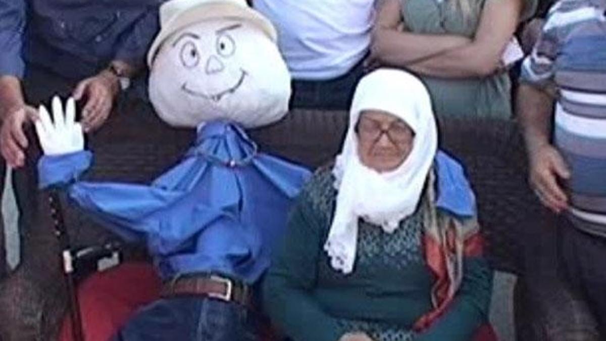 Ölen eşine duyduğu özlemi kuklasıyla gidermeye çalışıyor