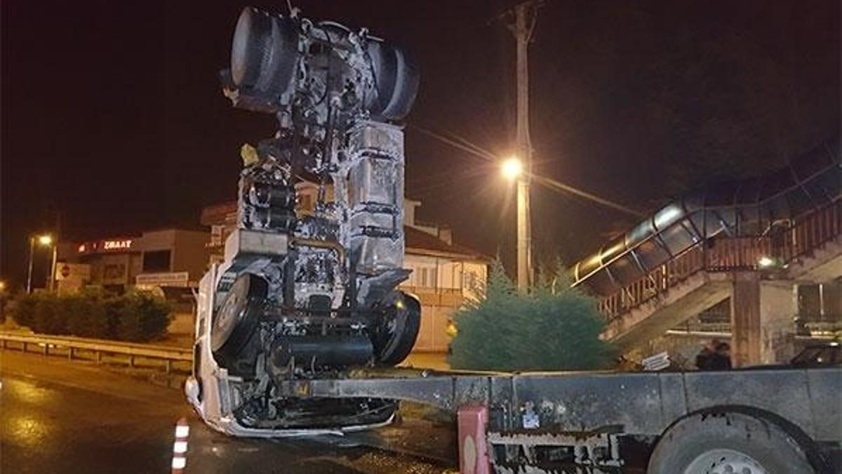 Damperi üst geçide takılan kamyon, takla attı: 2 yaralı