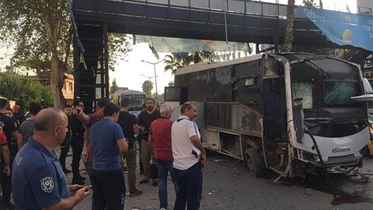 Son dakika: Adana'da polis servis aracına bombalı saldırı! Yaralılar var