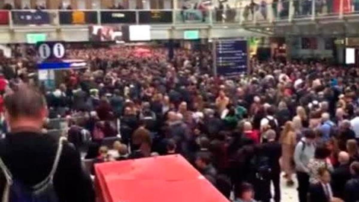 İngiltere’de metro ve tren istasyonlarını su bastı