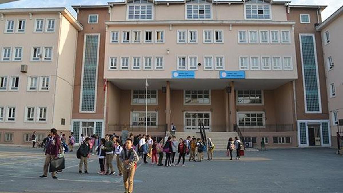 Depremin ardından öğrenciler okullarına döndü