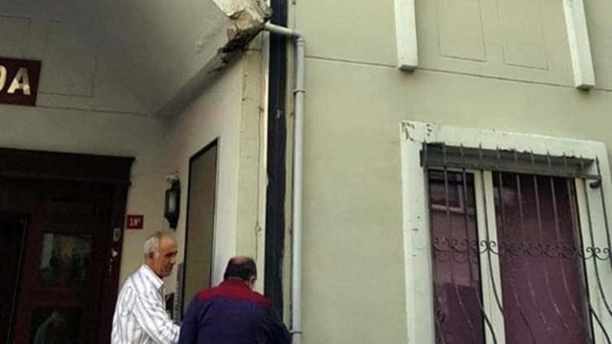 Esenyurt'ta depremden hasar gören bina boşaltıldı