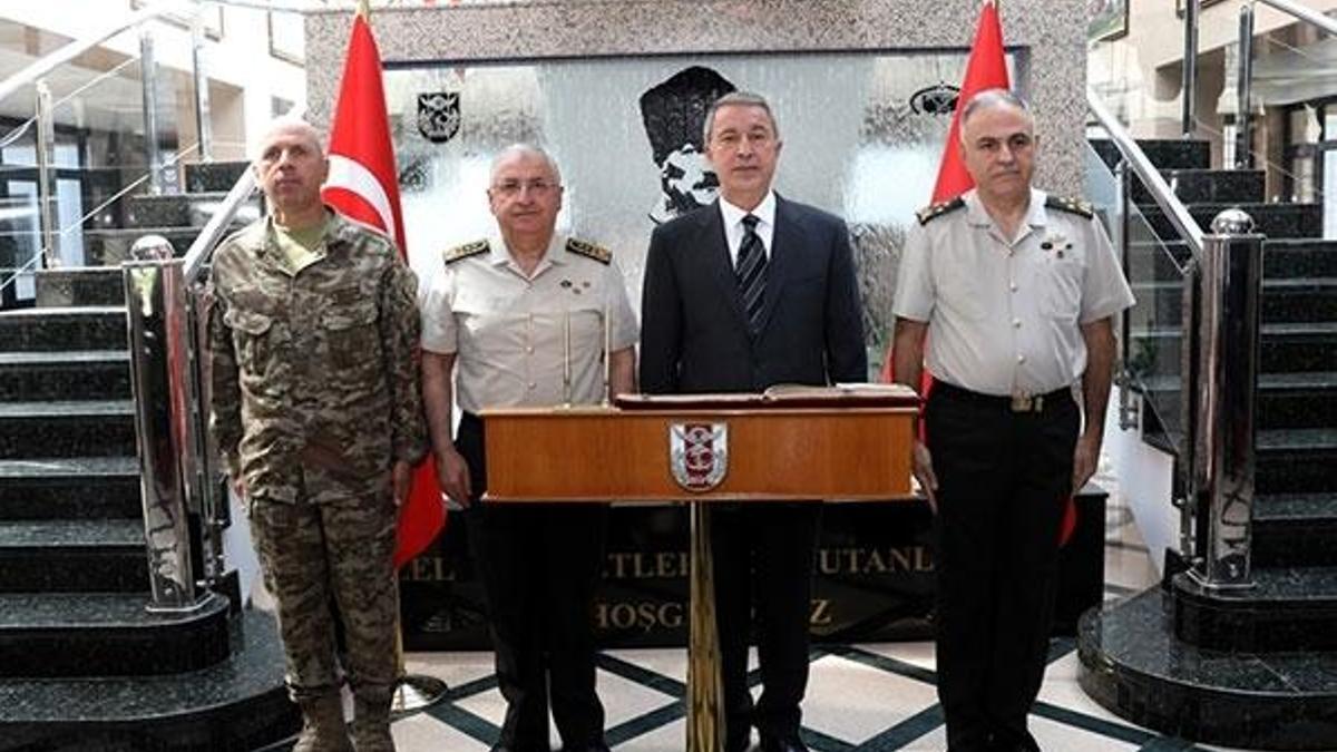 Bakan Akar'dan Özel Kuvvetler Komutanlığı'na ziyaret