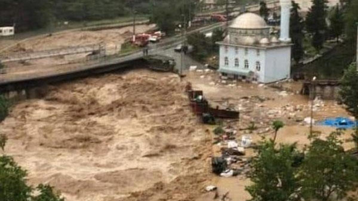 Son dakika... Artvin'de şiddetli sel! Yollar kapandı, evleri su bastı