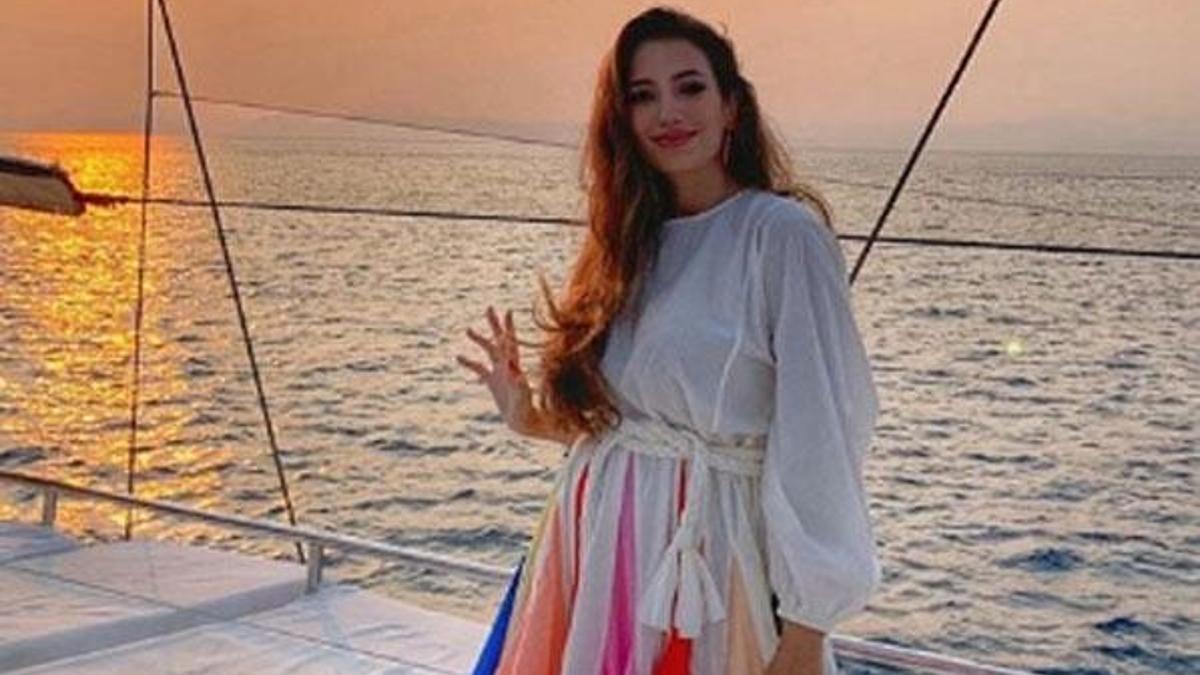 Hamile Rachel Araz yıldızlarla podyuma çıktı