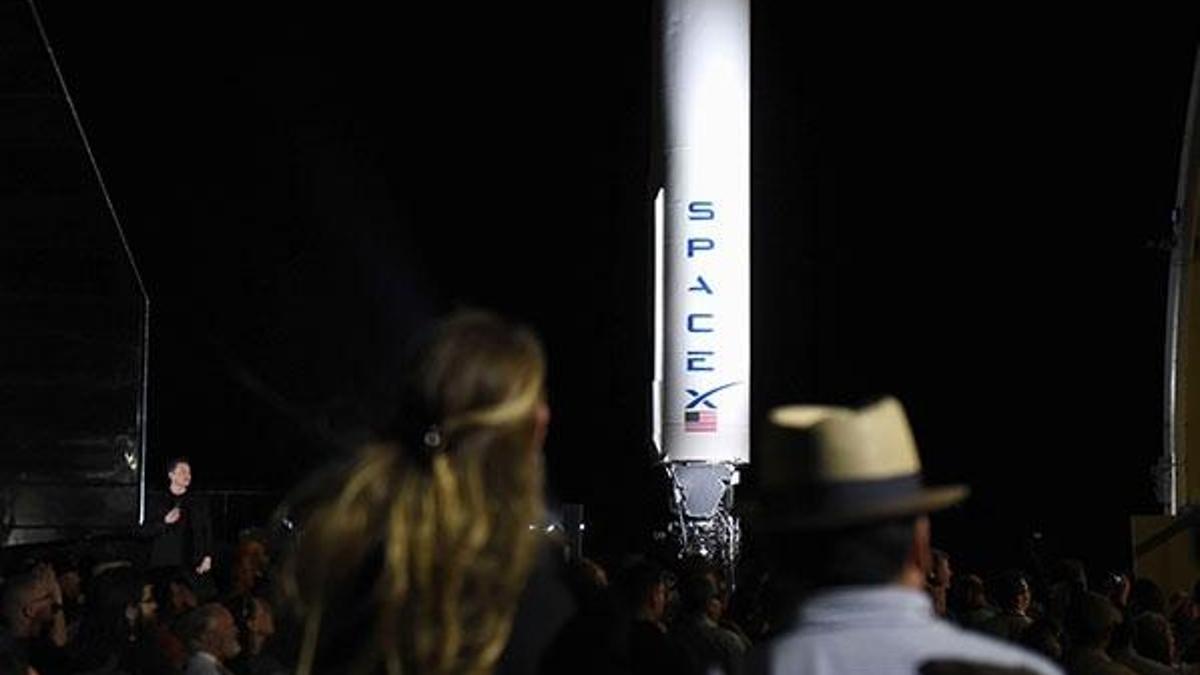 Elon Musk yeni roketi Spacex'i tanıttı: Uzaya yolculuk nasıl yapılır?