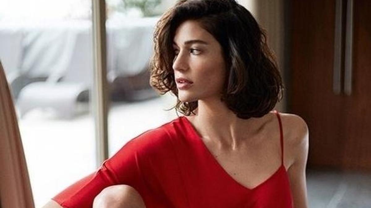 Berrak Tüzünataç, kalçasına dövme yaptırdığı anı yayımladı
