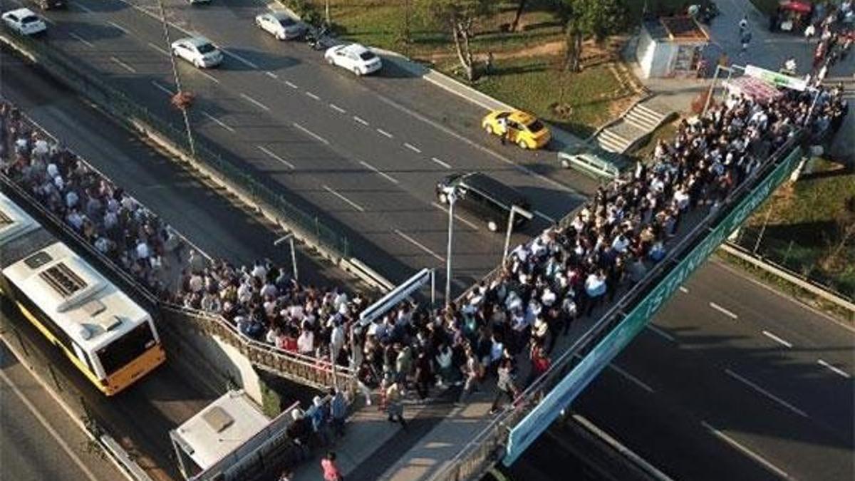 Altunizade metrobüs durağında aynı manzara