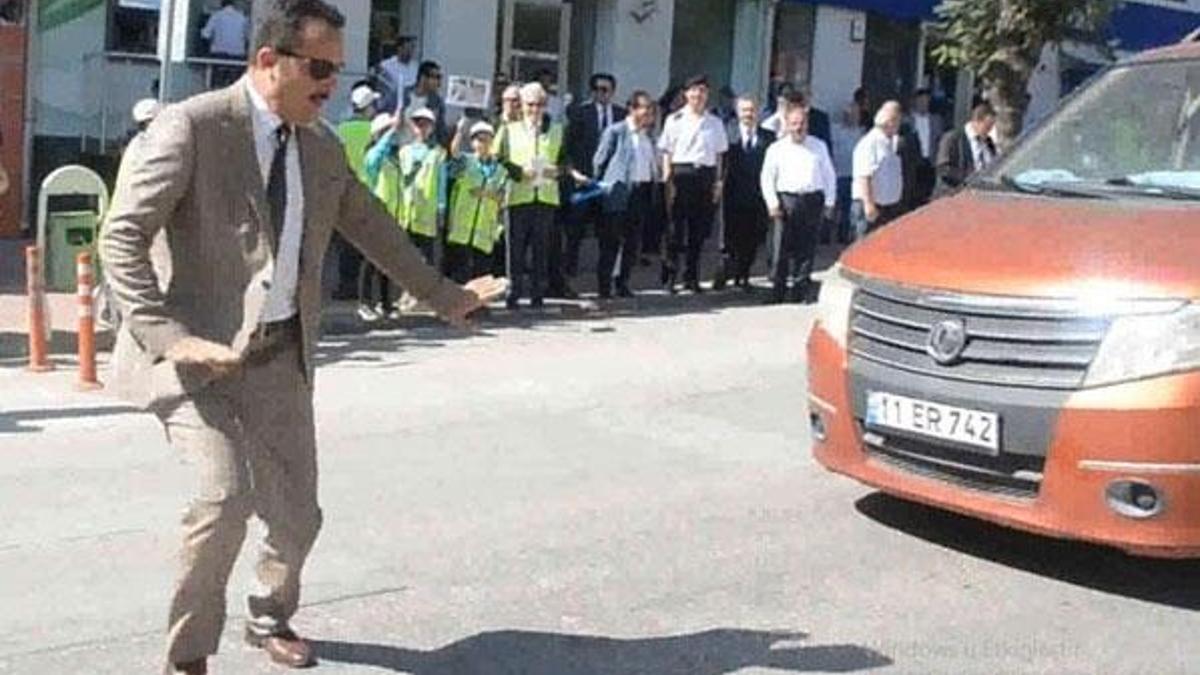 Valiye ‘Yaya Geçidi Nöbeti’nde az kalsın araba çarpıyordu!