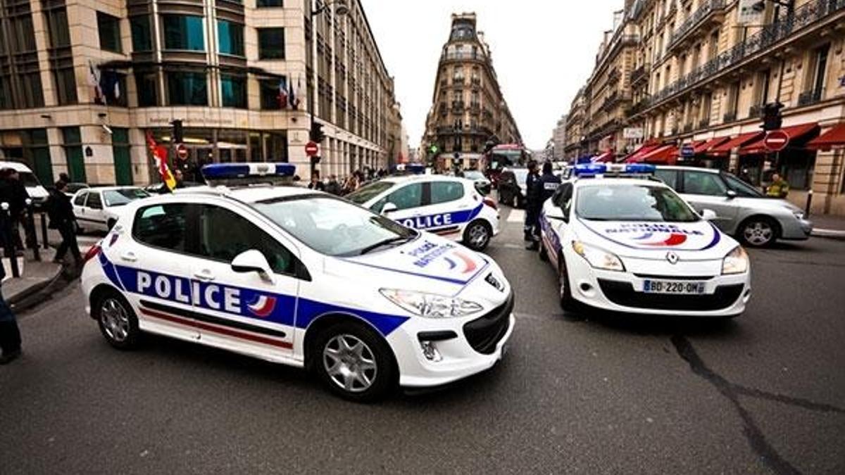 Paris'te polislere saldırı! Ölü ve yaralılar var