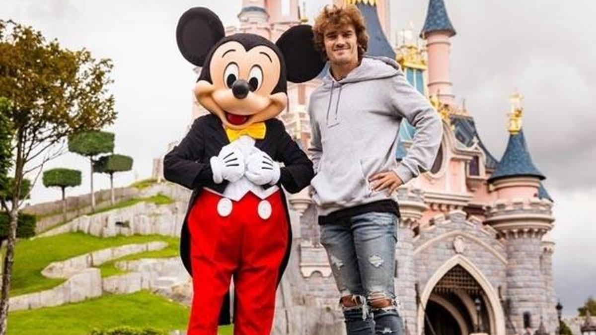 Disneyland'in ilk müşterisi 64 yıldır bedava eğleniyor