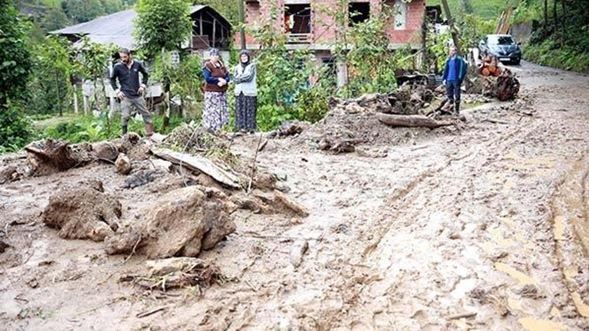 Rize'de sel ve heyelan; yollar kapandı, 2 ev boşaltıldı