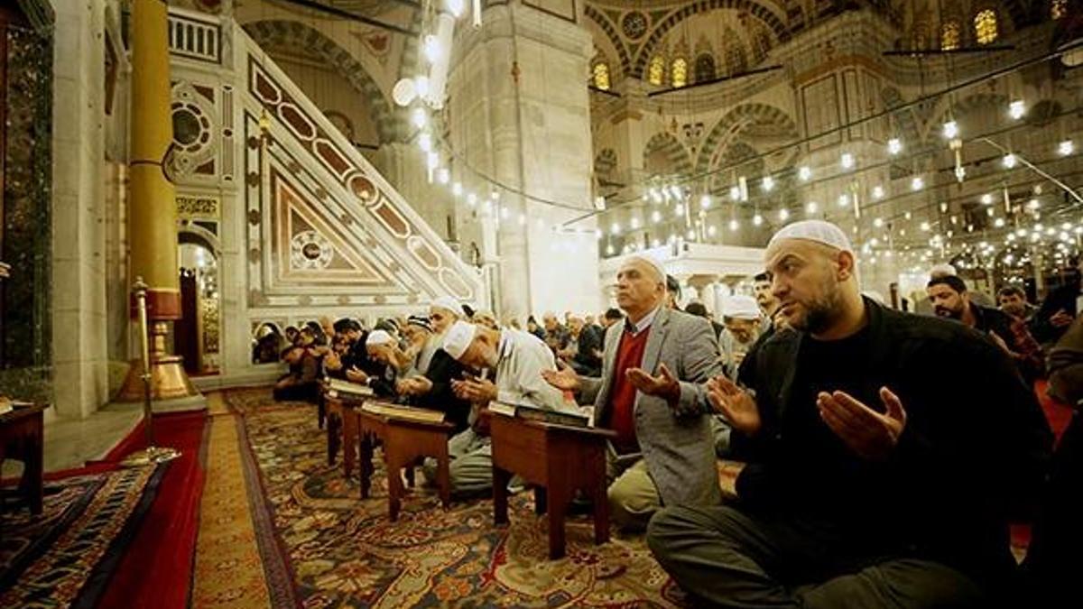 Camilerde Fetih suresi okundu, Mehmetçik için dua edildi!