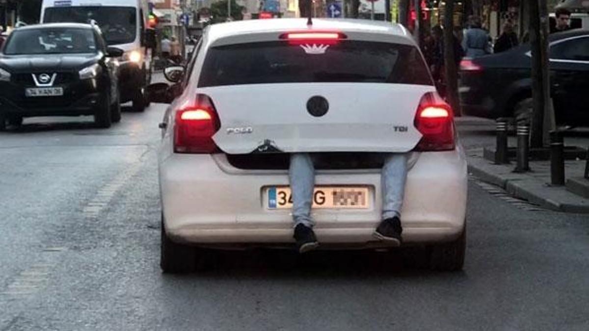 Aracın bagajında seyahat etti! Görenlere 'yok artık' dedirtti