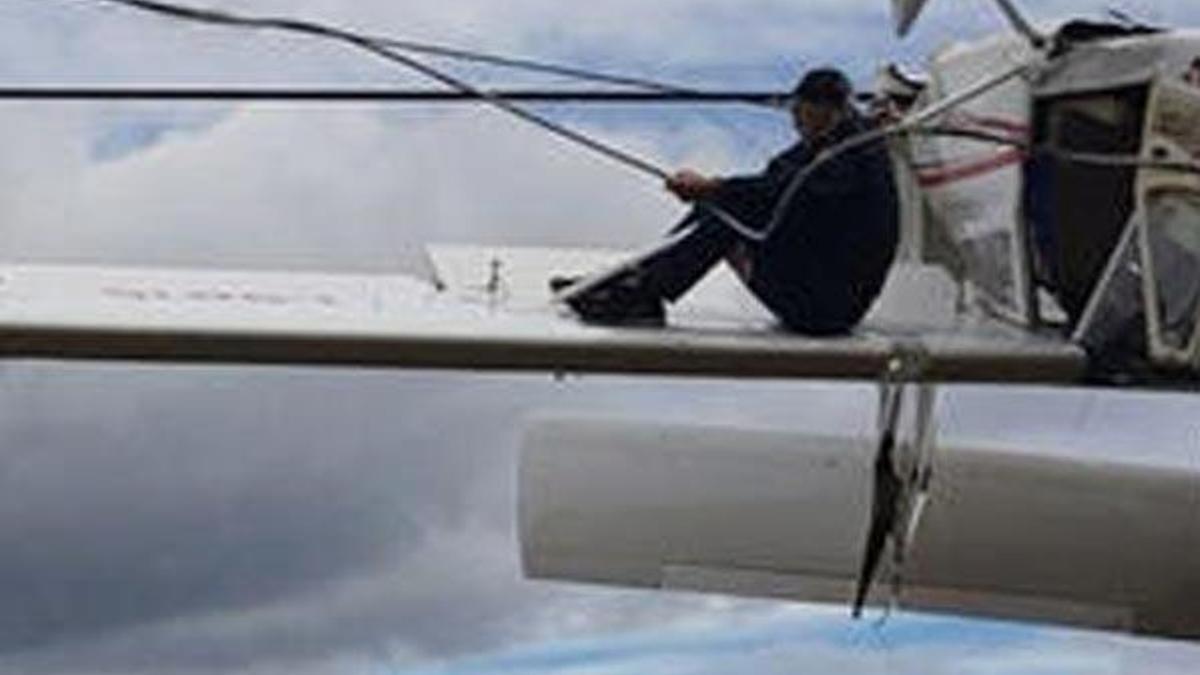 Elektrik tellerinde asılı kalan uçağın pilotu kurtarılmayı bekledi