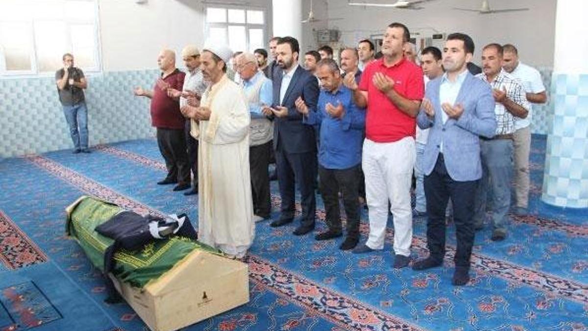 Nusaybin şehidinin tabutuna kızlarının düğünde giyeceği takım elbise bırakıldı