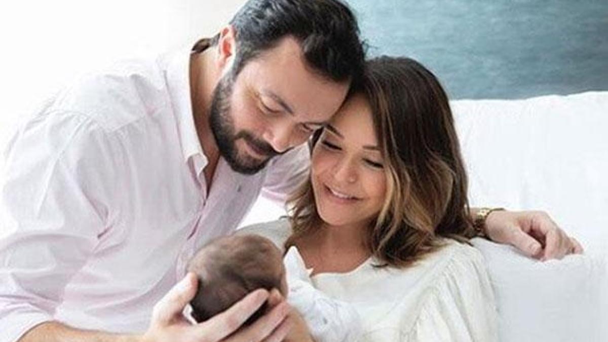 Set aralarında kızını emzirecek