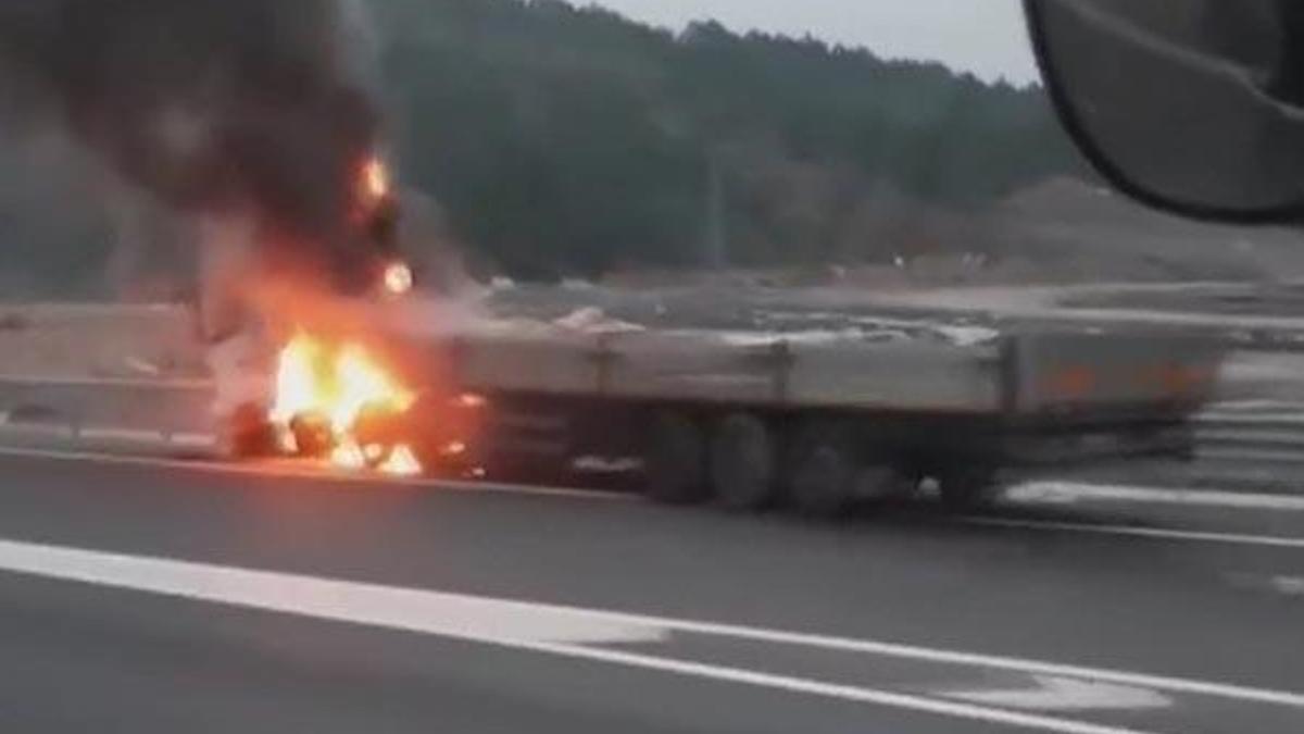 Kuzey Çevre Otoyolu'nda feci kaza! TIR alev alev yandı