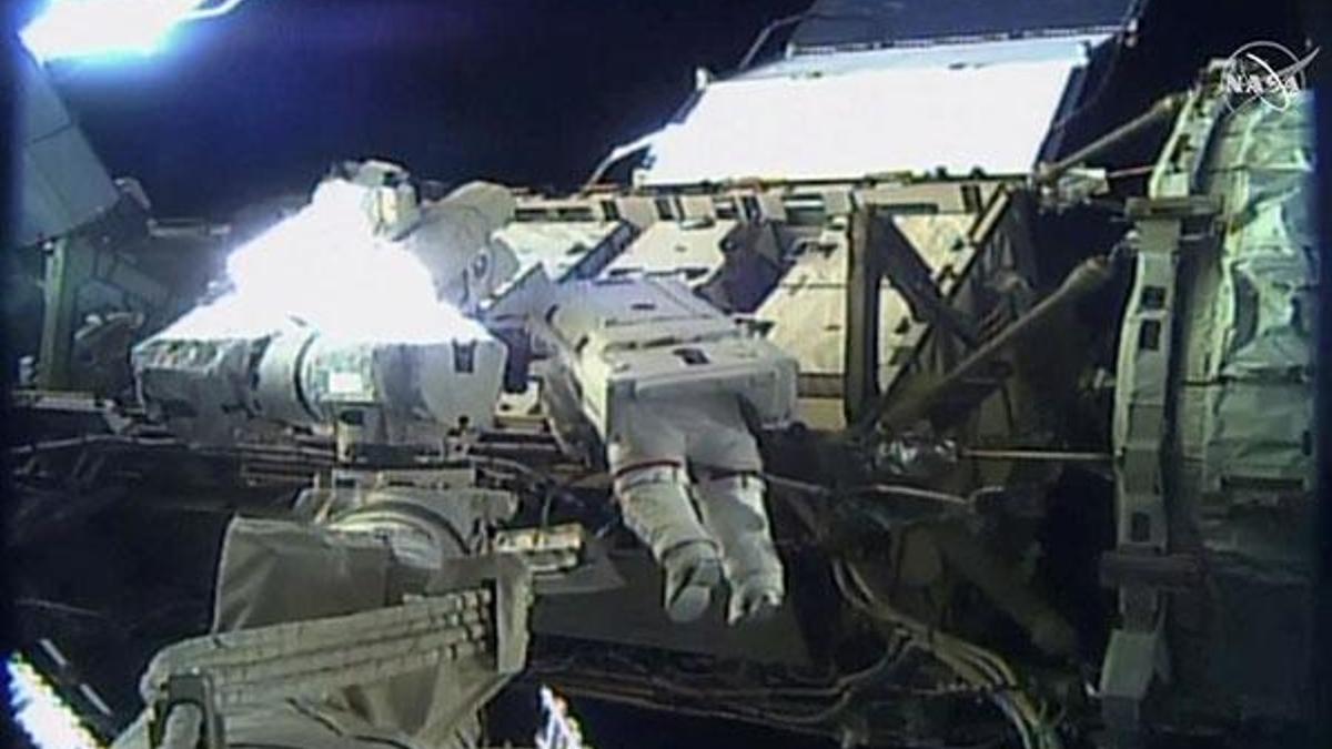 NASA'da bir ilk! Uzay yürüyüşünü gerçekleştirdiler