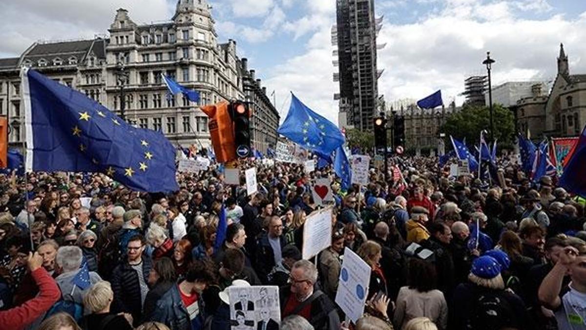 İngiltere Parlamentosu Brexit oylamasını erteledi