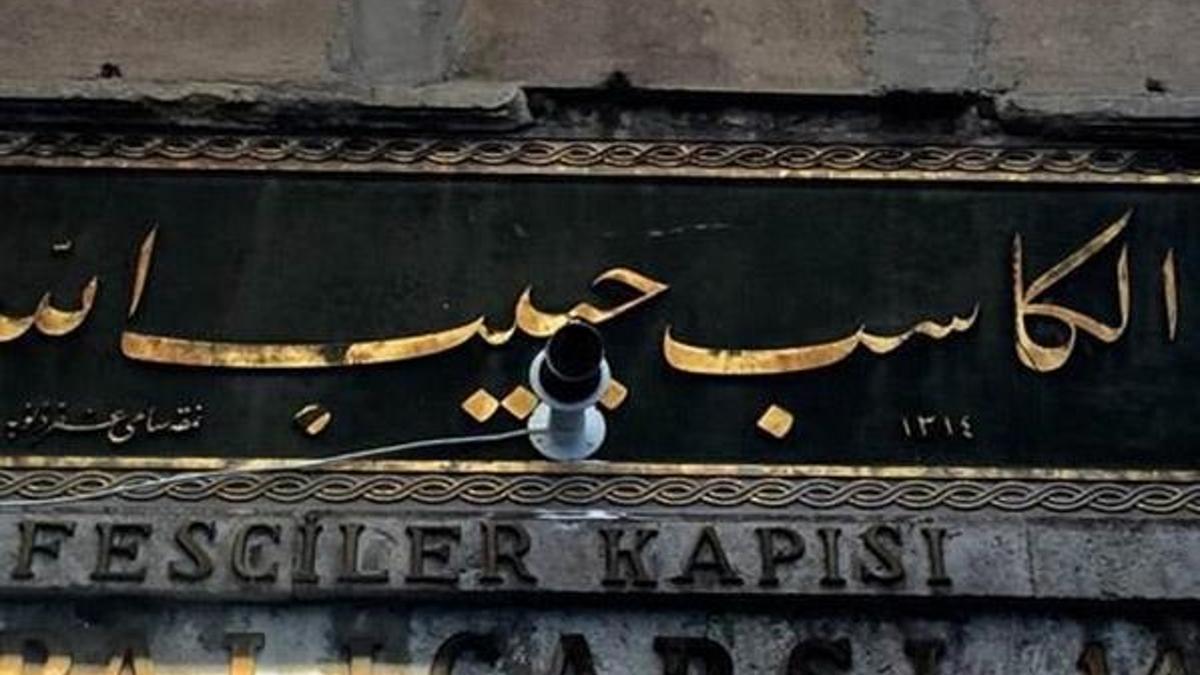 Kapalıçarşı'da tarihi kitabeye matkaplı darbe! Büyük tepki çekti...
