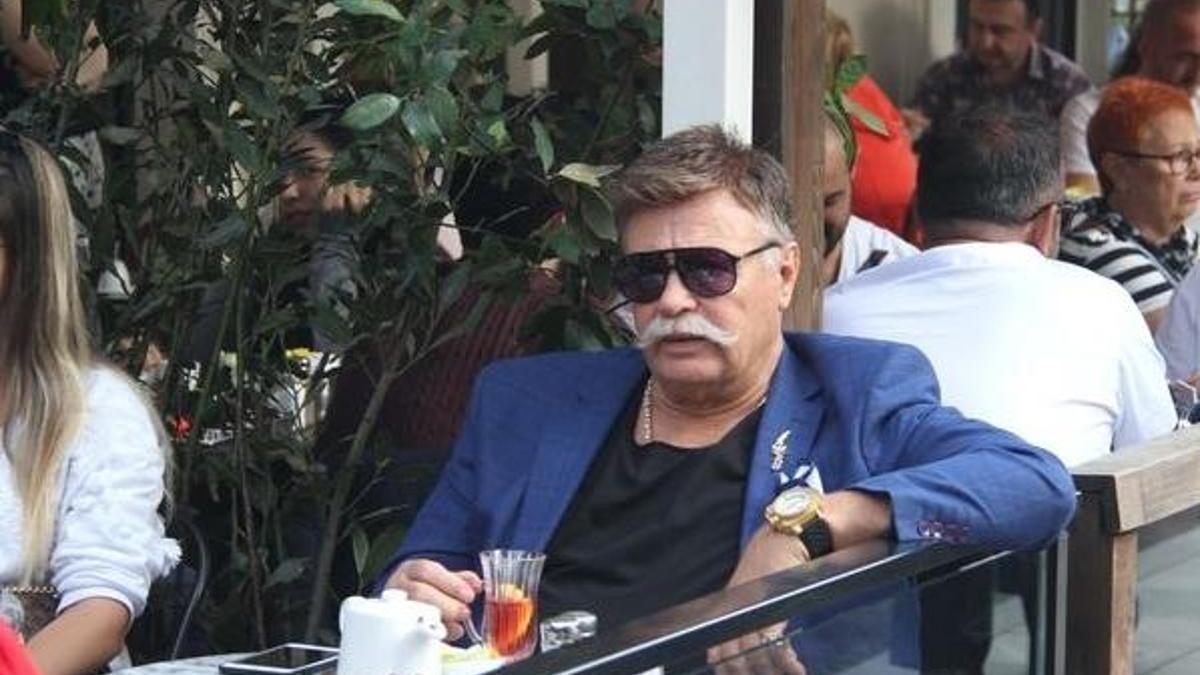 Nuri Alço hibiskus çayı içiyor
