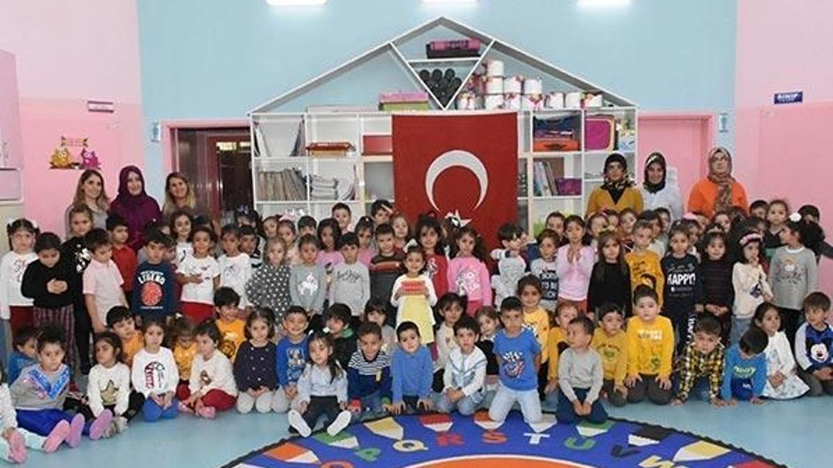 Minik öğrencilerin 'bayrak nöbeti'