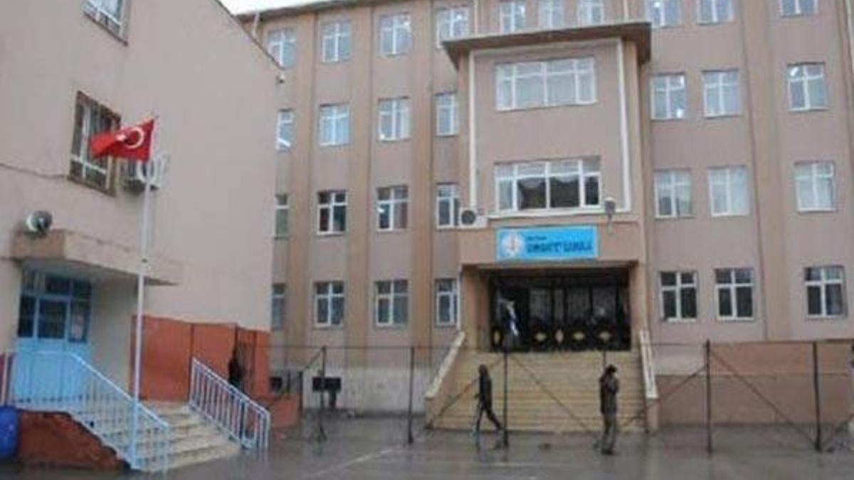 Öğretmene sınıfta satırlı saldırı!