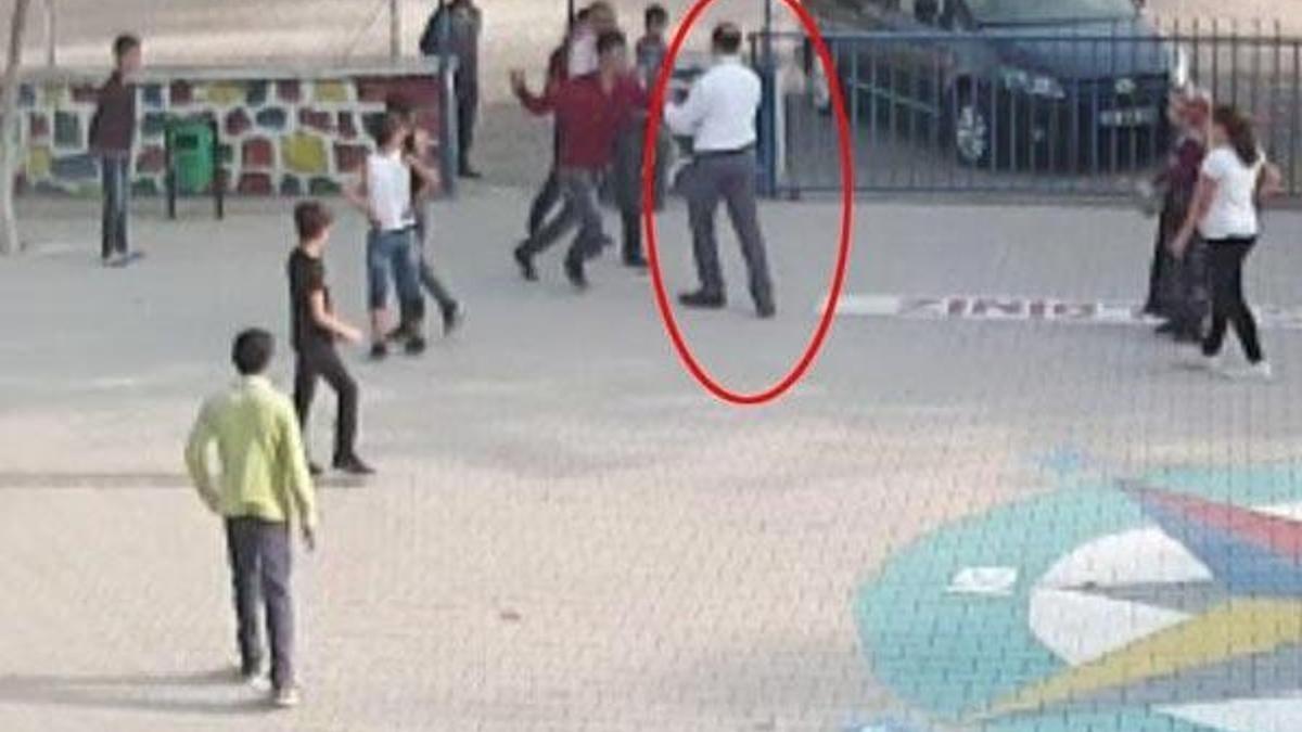 Öğretmen öğrencilerin gözü önünde saldırıya uğradı!