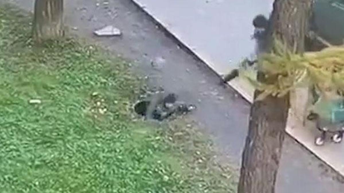 Küçük çocuk bir anda lağım çukuruna düştü!