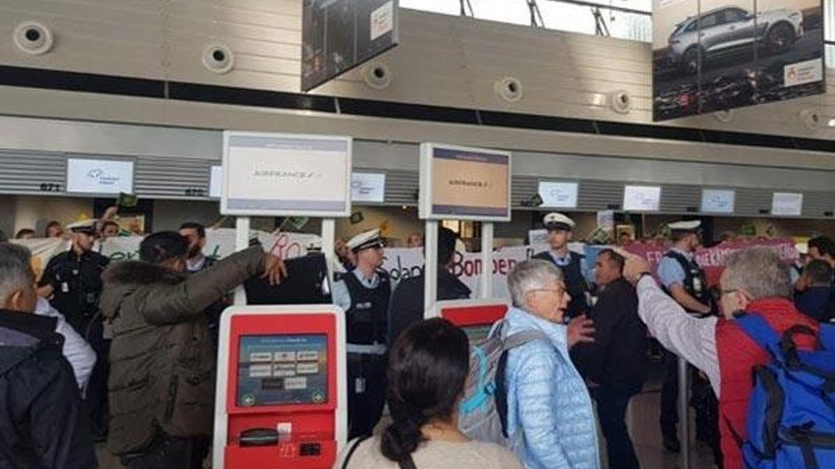 Terör örgütü PKK/PYD yandaşları Almanya'da Türklere saldırdı!