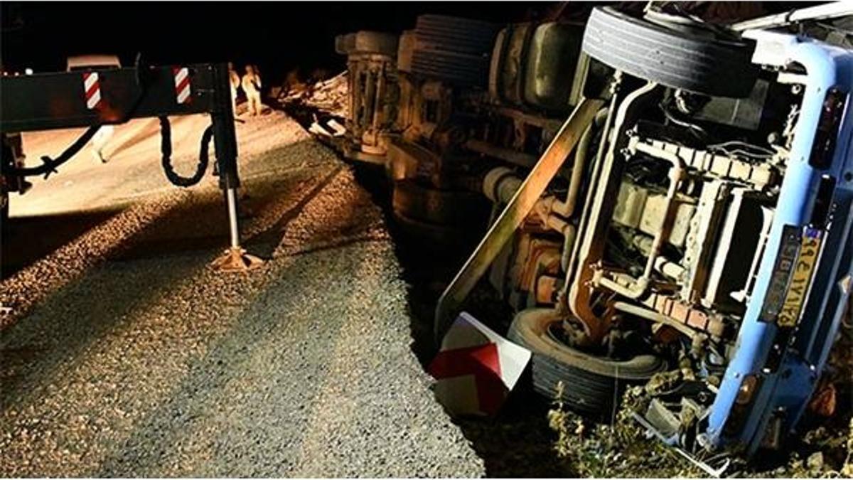 Ağrı'da tır şarampole devrildi: 1 ölü, 1 yaralı