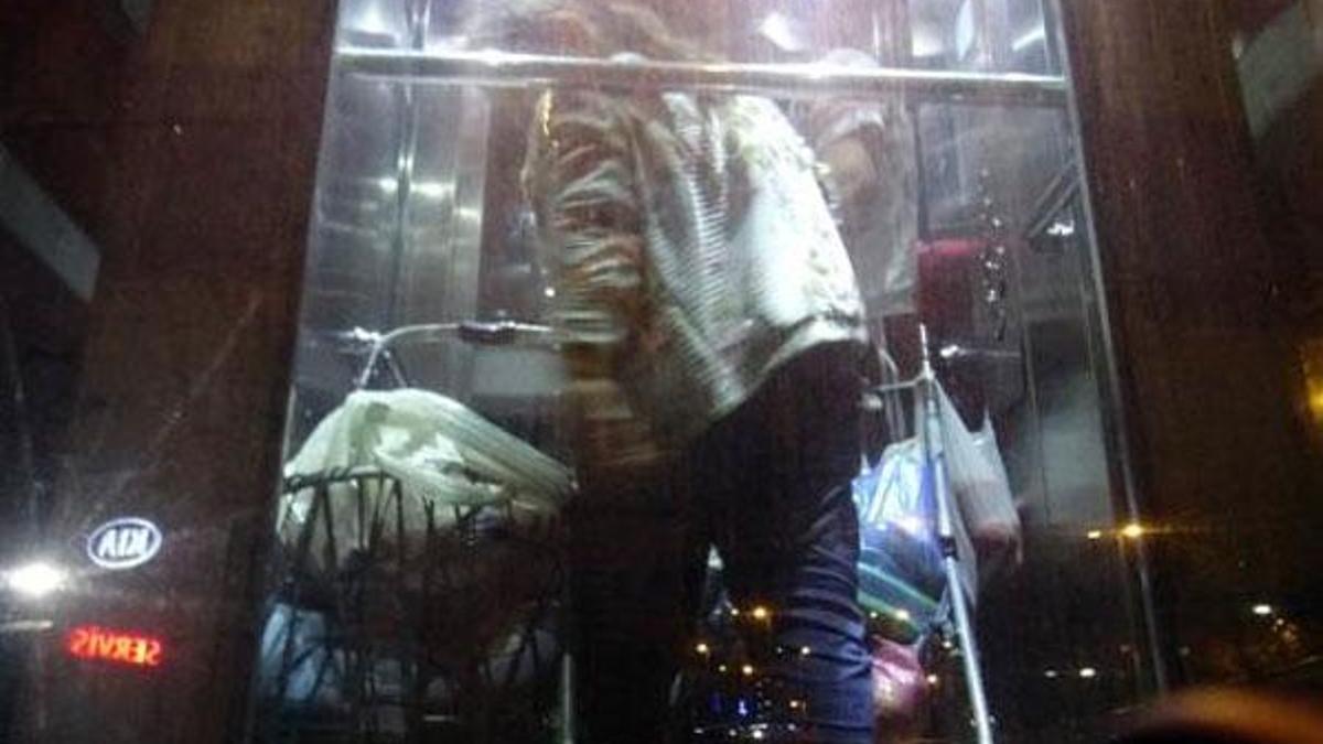 Metrobüs asansöründe mahsur kaldılar