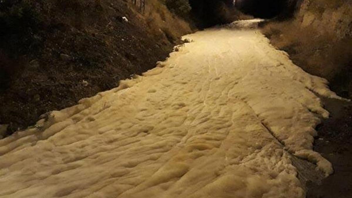 Caddeyi köpük sardı! Kimyasal paniği yaşandı