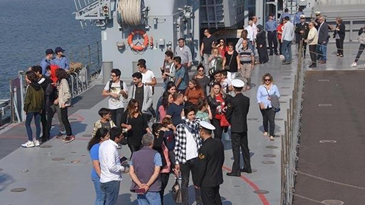 Milli savaş gemileri, İzmir'de ziyarete açıldı