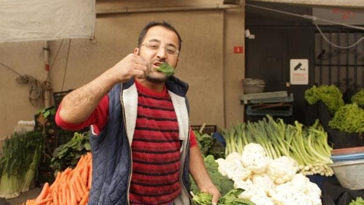 Pazarcılar çıkan haberlere çiğ ıspanak yiyerek tepki gösterdi