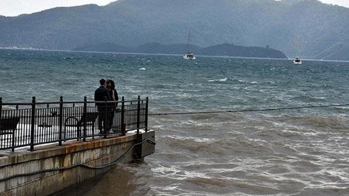 Marmaris'te deniz kahverengi oldu