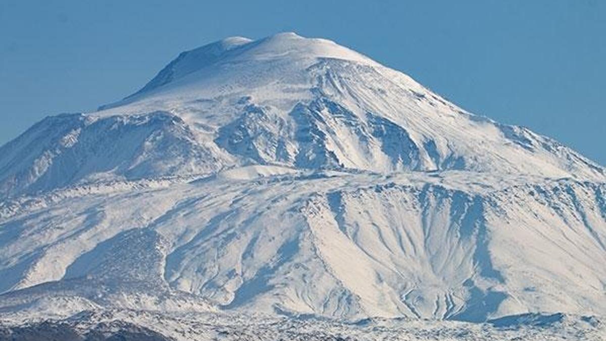 Ağrı Dağı beyaz gelinliğiyle büyülüyor