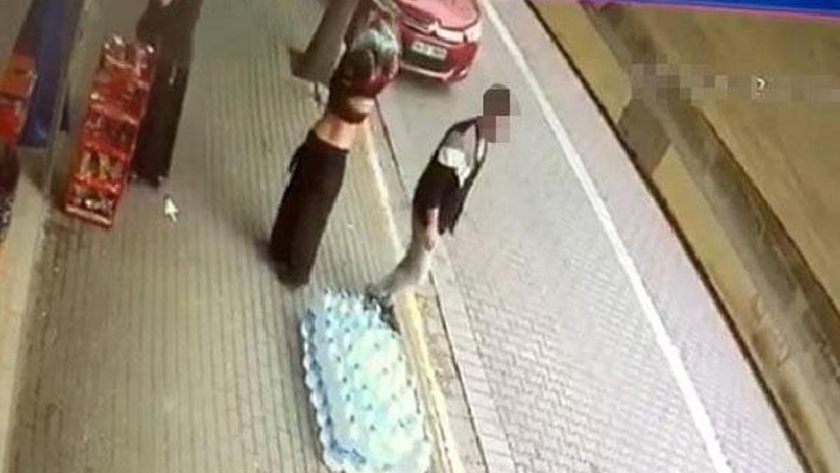 Sokak ortasında bir anda soyundu!
