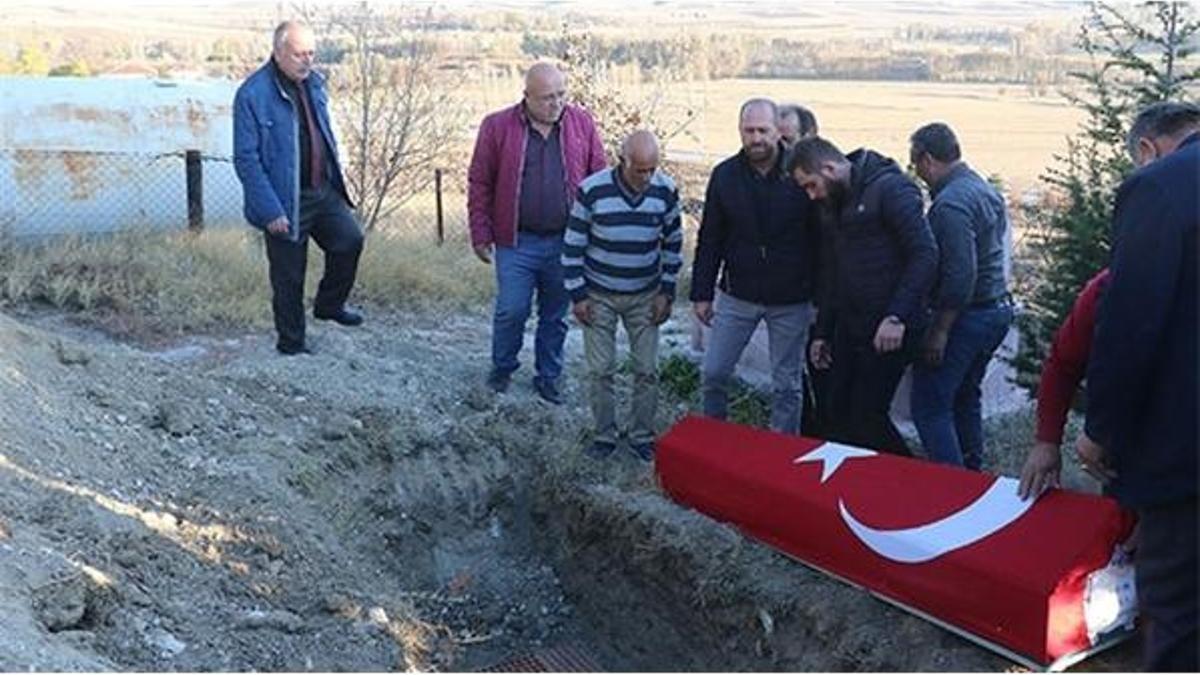 20 yıldır kazı yaptığı alanın yanına defnedildi