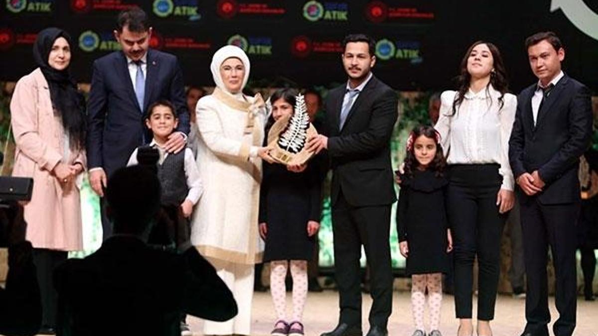 Pet şişelerden duvar ören öğretmenler, ödüllerini Emine Erdoğan'dan aldı