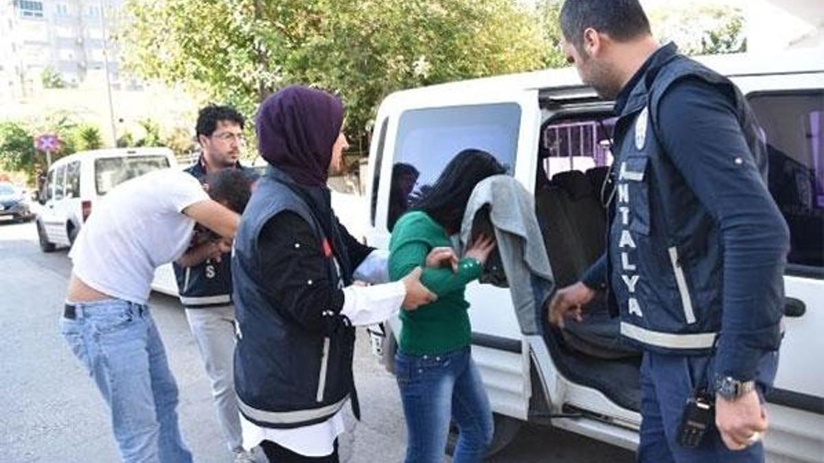 'Uçan tekme'yle düşen gaspçı ve sevgilisi adliyede
