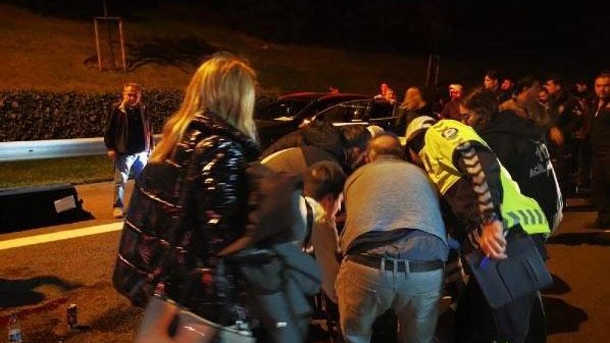 Motosiklet cenaze nakleden kalabalığın arasına daldı