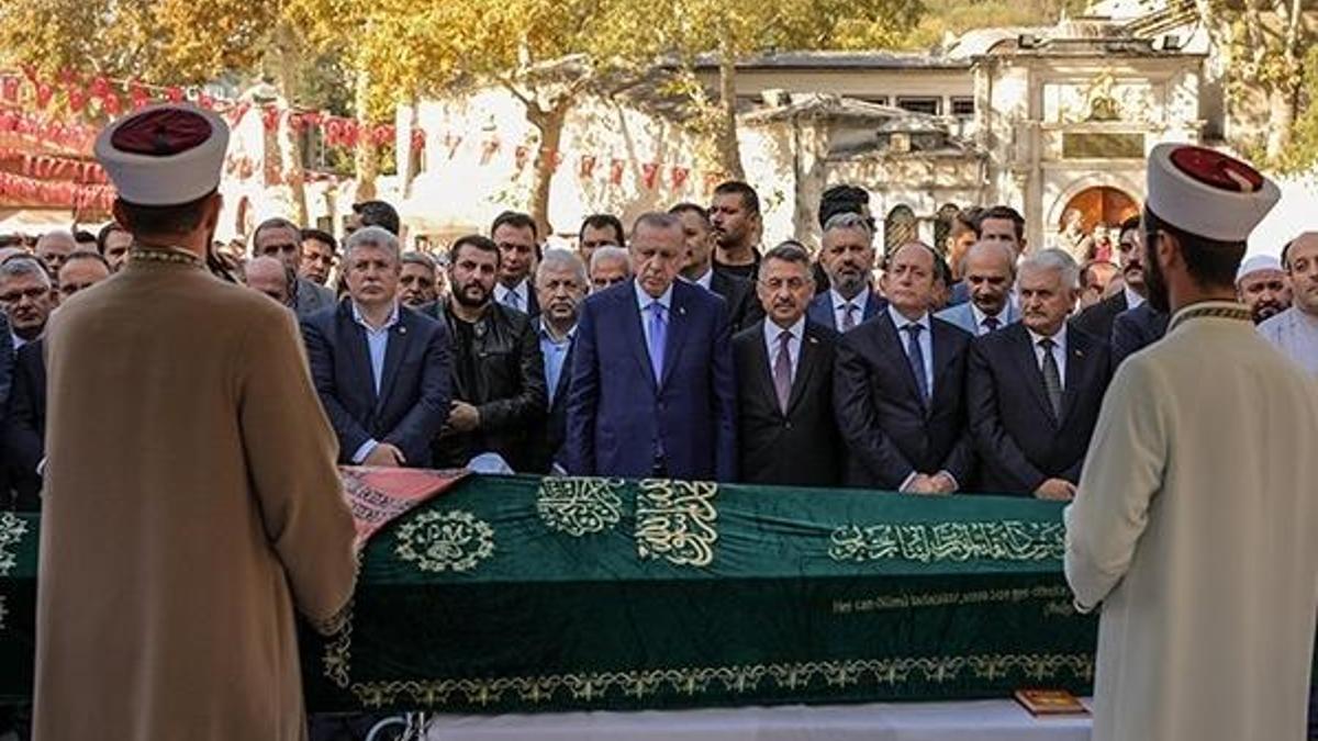 Cumhurbaşkanı Erdoğan, Muhammet Emin Akbaşoğlu'nun annesinin cenaze törenine katıldı