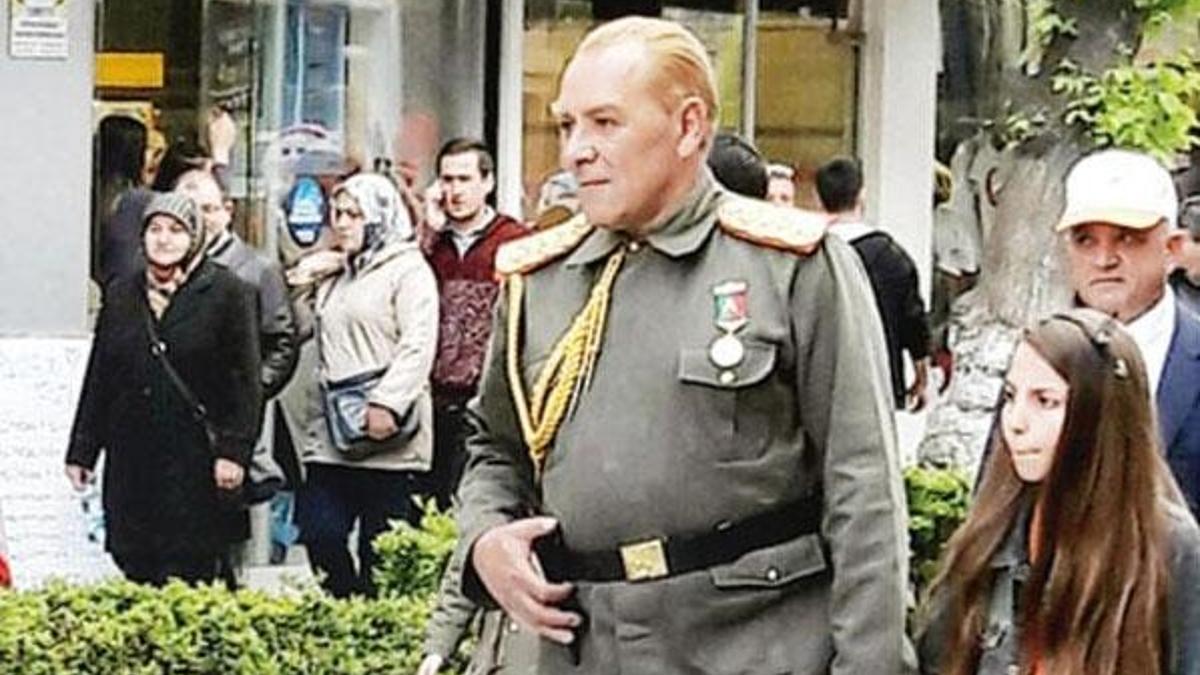 Atatürk kılığına bürünüyor! Tepki çeken görüntüler
