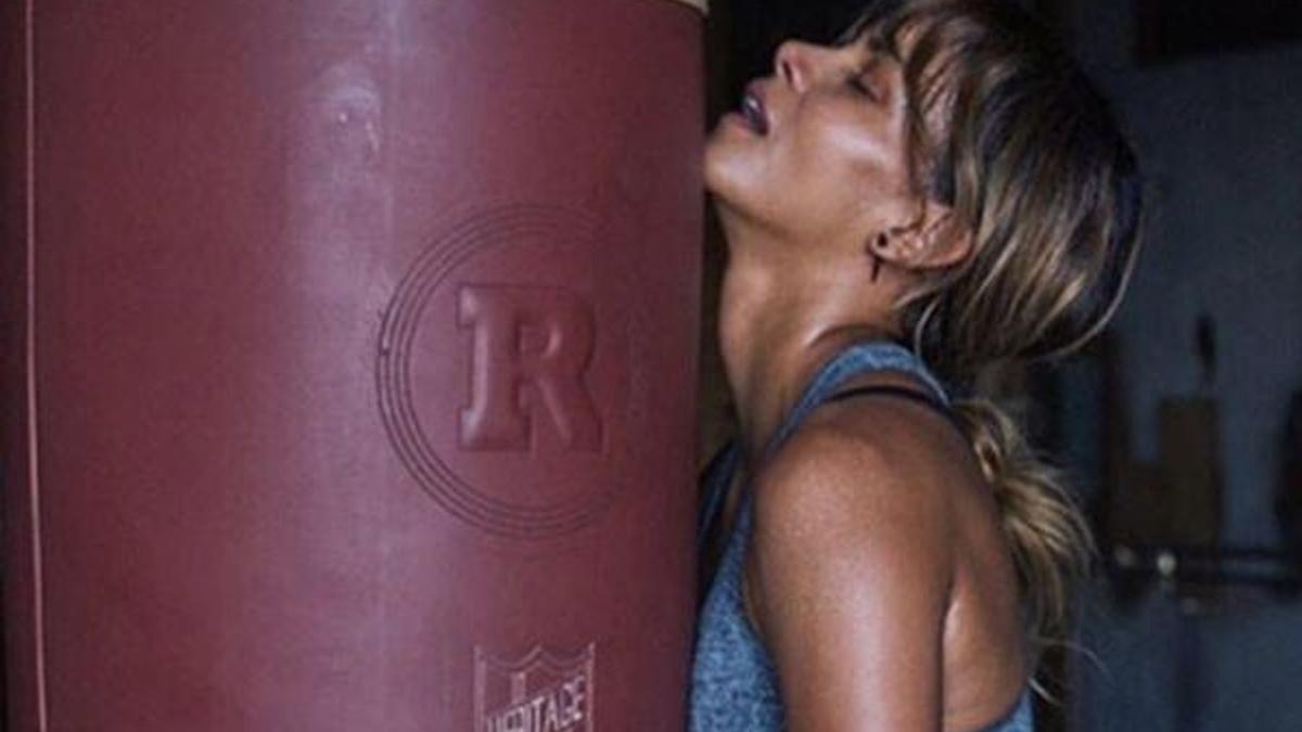 Halle Berry karın kaslarını sergiledi
