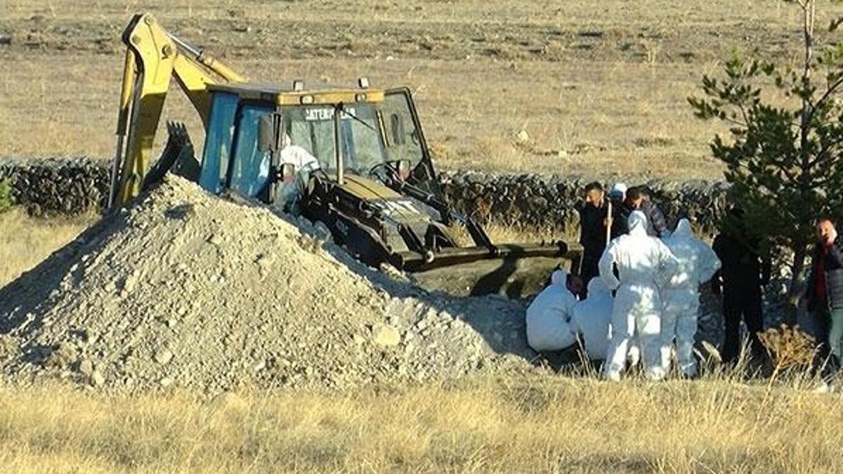 Antalya'da ölü bulunan 4 kişilik aile, Erzurum'da toprağa verildi